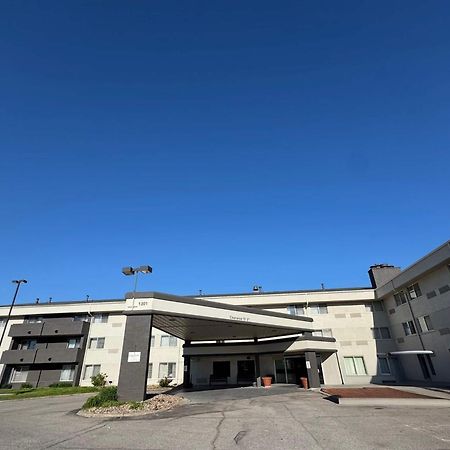 Wingate By Wyndham Lincoln Airport East Hotel Екстериор снимка