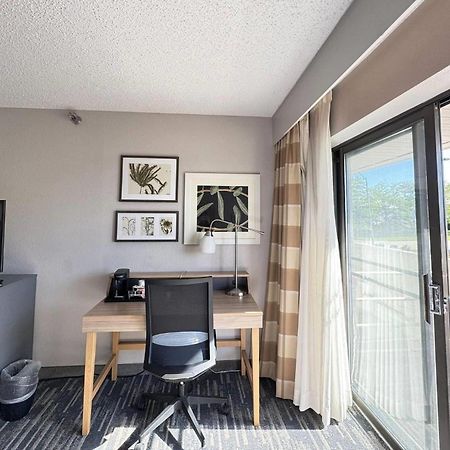 Wingate By Wyndham Lincoln Airport East Hotel Екстериор снимка
