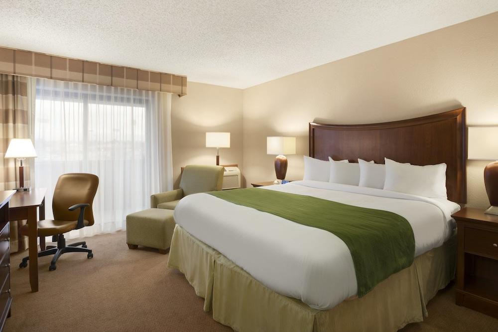 Wingate By Wyndham Lincoln Airport East Hotel Екстериор снимка