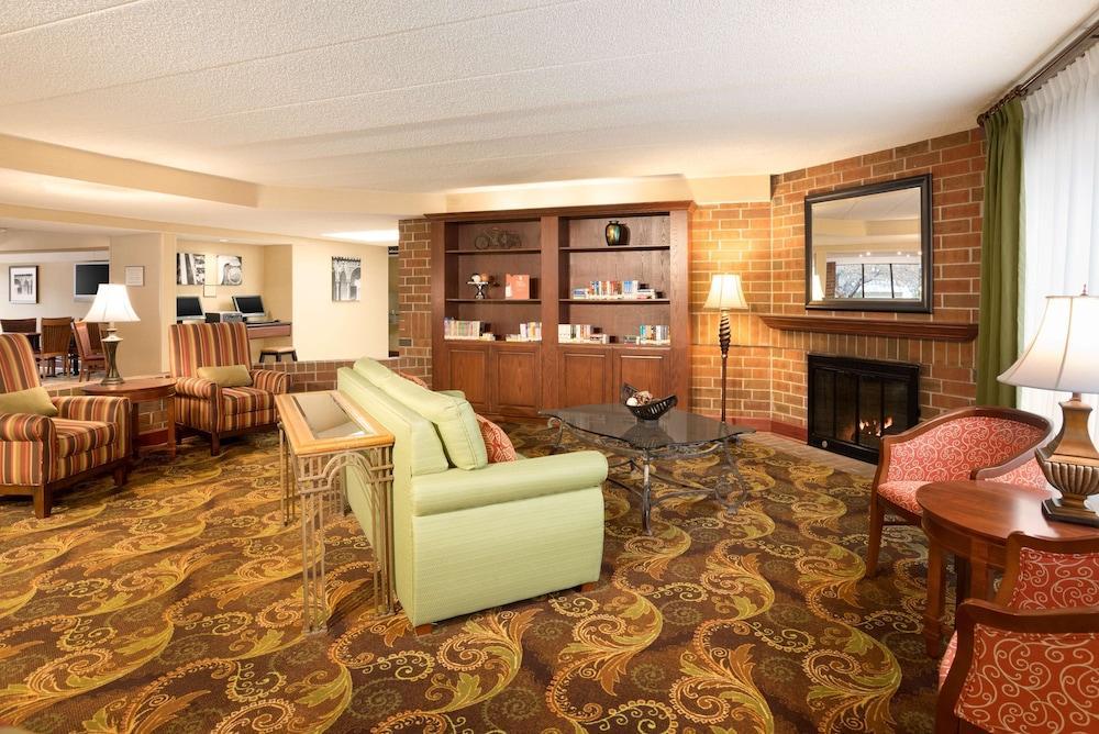 Wingate By Wyndham Lincoln Airport East Hotel Екстериор снимка