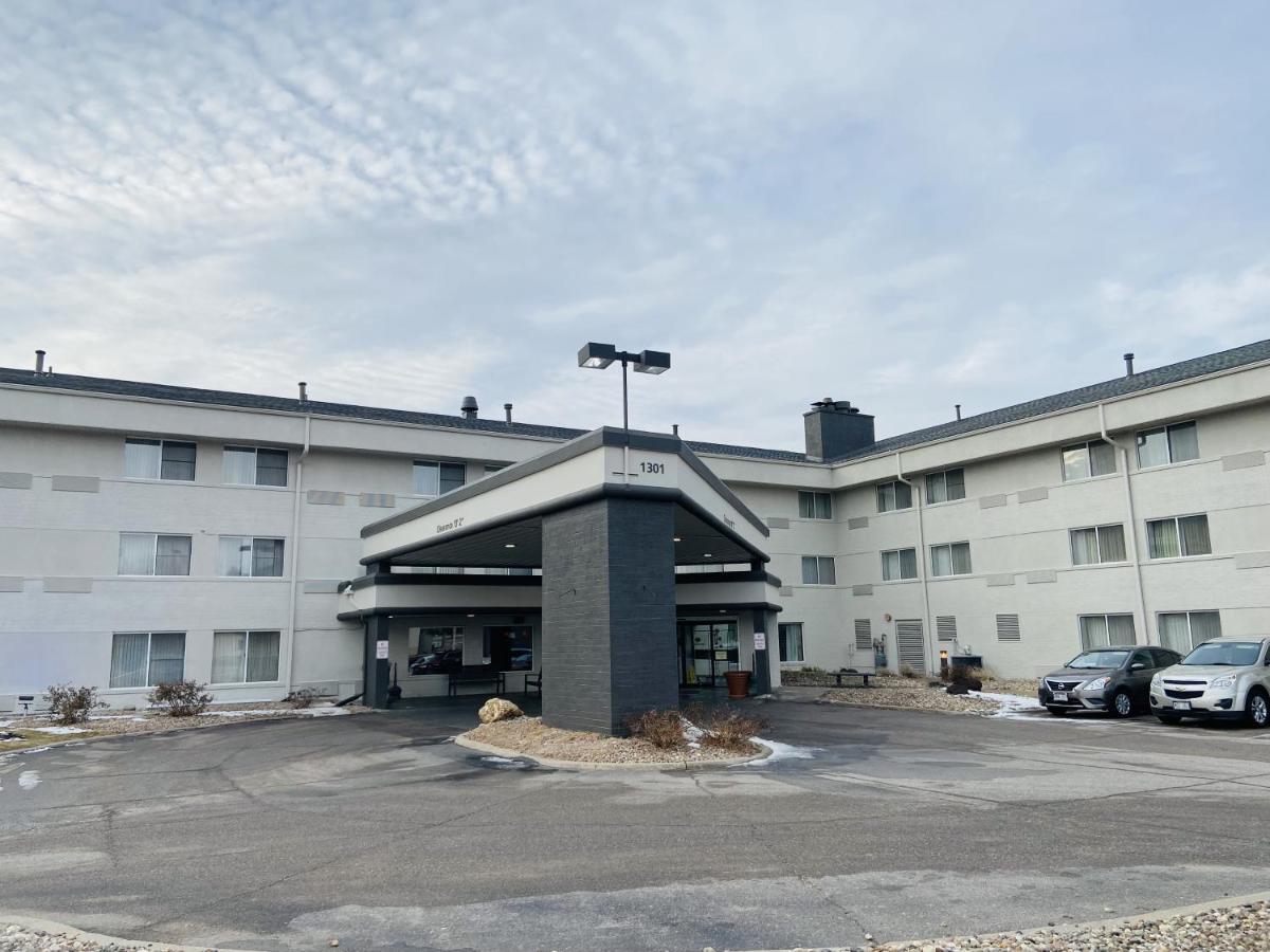 Wingate By Wyndham Lincoln Airport East Hotel Екстериор снимка