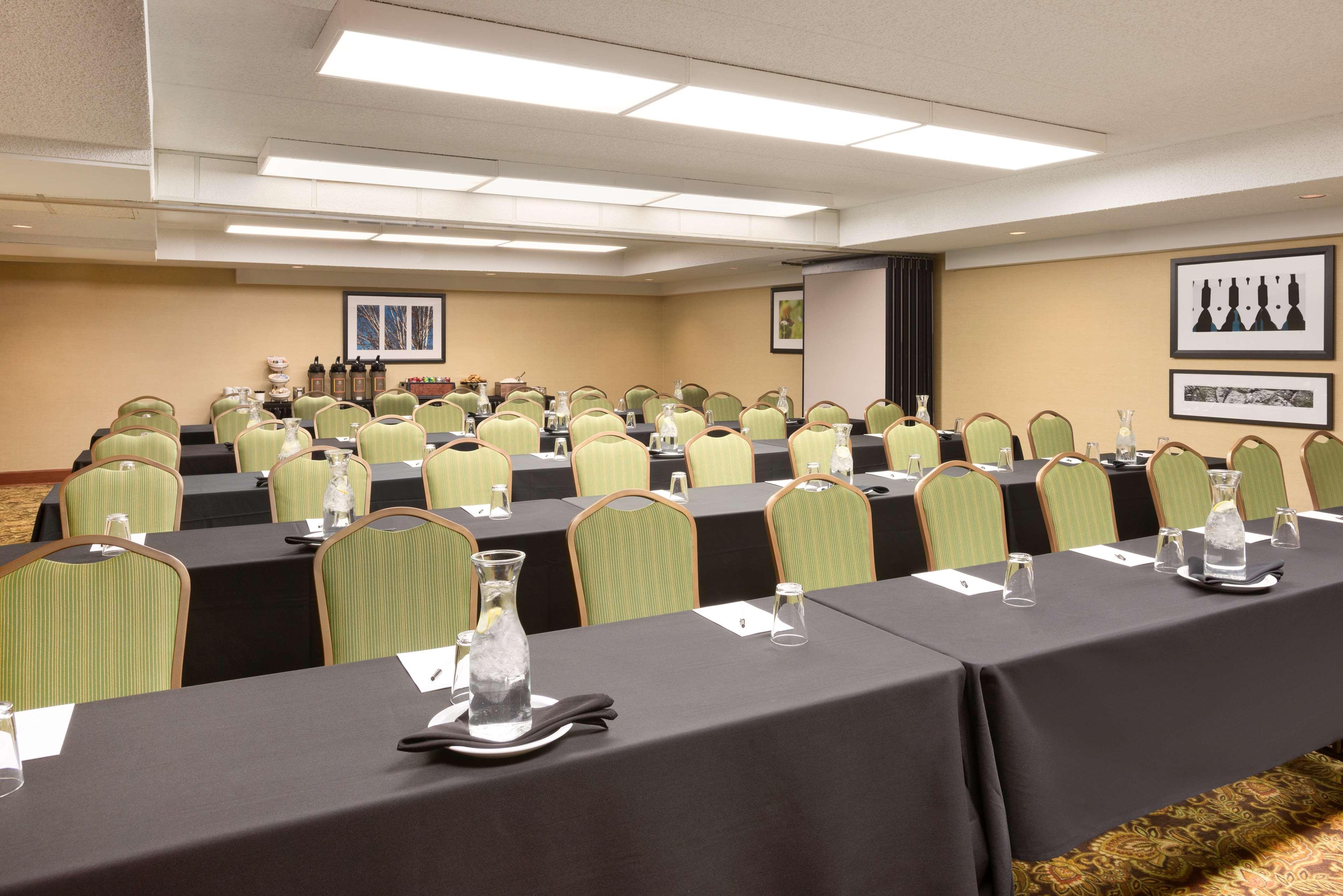 Wingate By Wyndham Lincoln Airport East Hotel Екстериор снимка