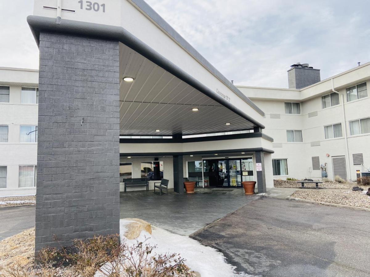Wingate By Wyndham Lincoln Airport East Hotel Екстериор снимка