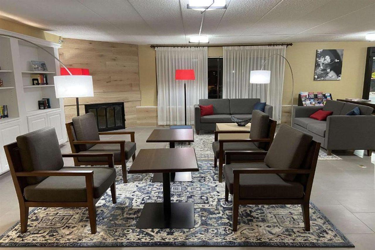 Wingate By Wyndham Lincoln Airport East Hotel Екстериор снимка