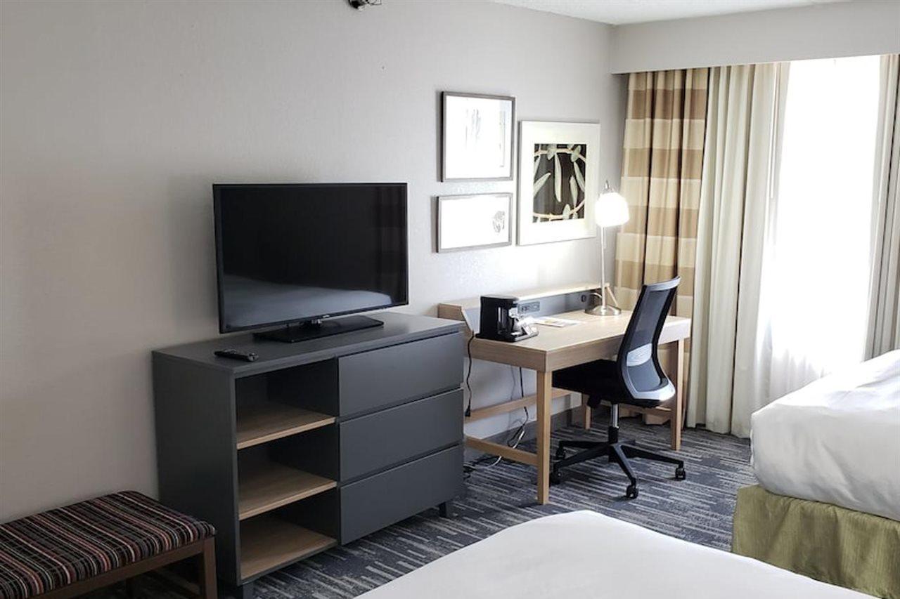 Wingate By Wyndham Lincoln Airport East Hotel Екстериор снимка