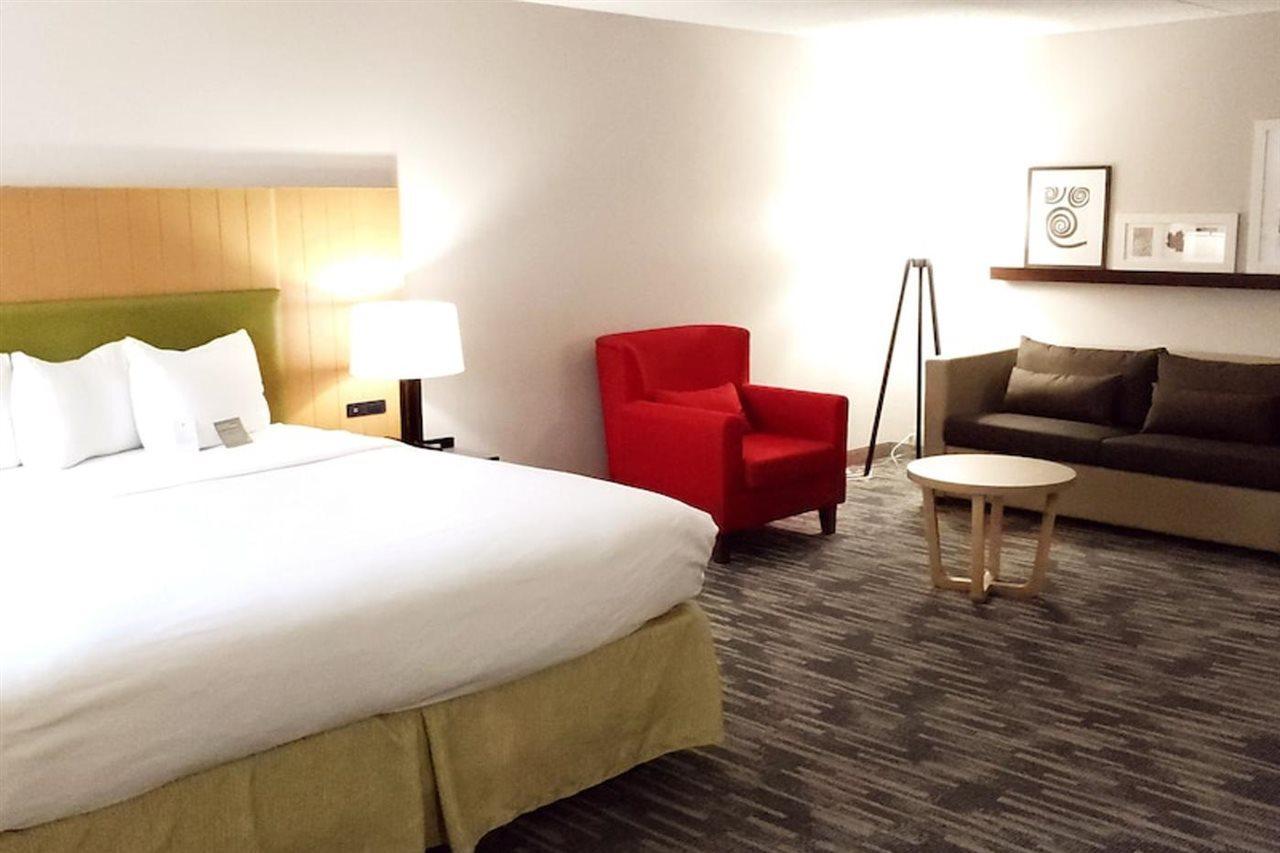 Wingate By Wyndham Lincoln Airport East Hotel Екстериор снимка