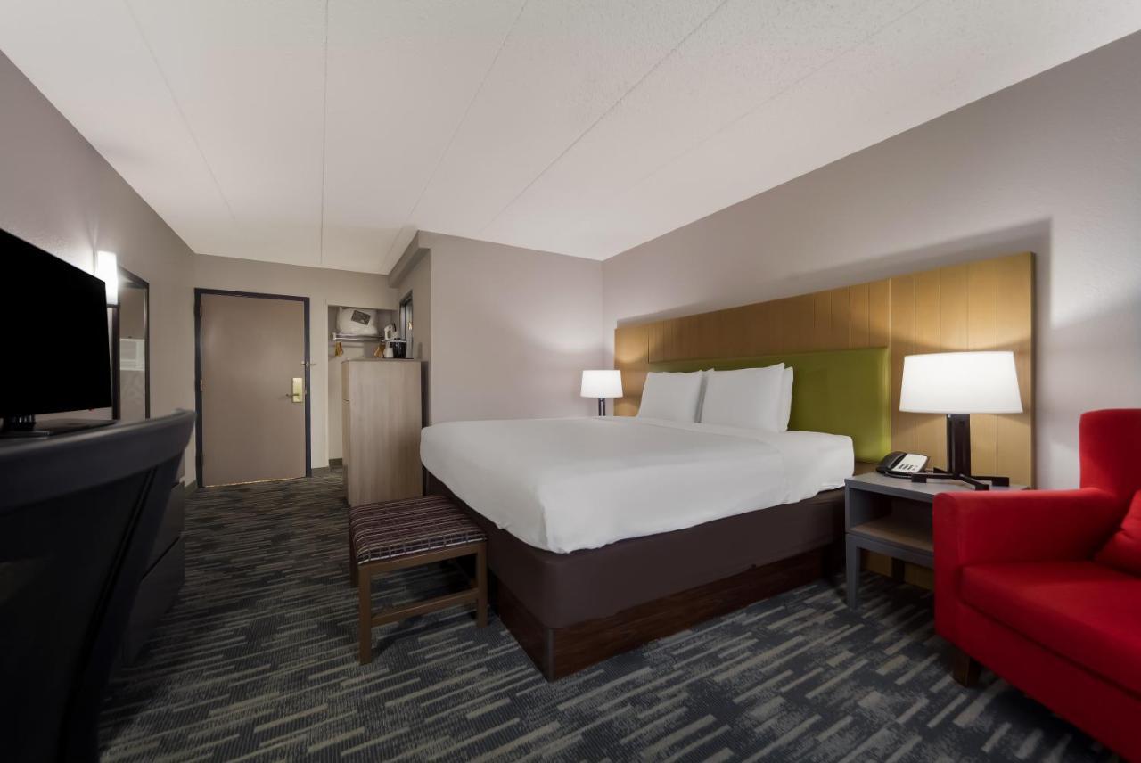Wingate By Wyndham Lincoln Airport East Hotel Екстериор снимка