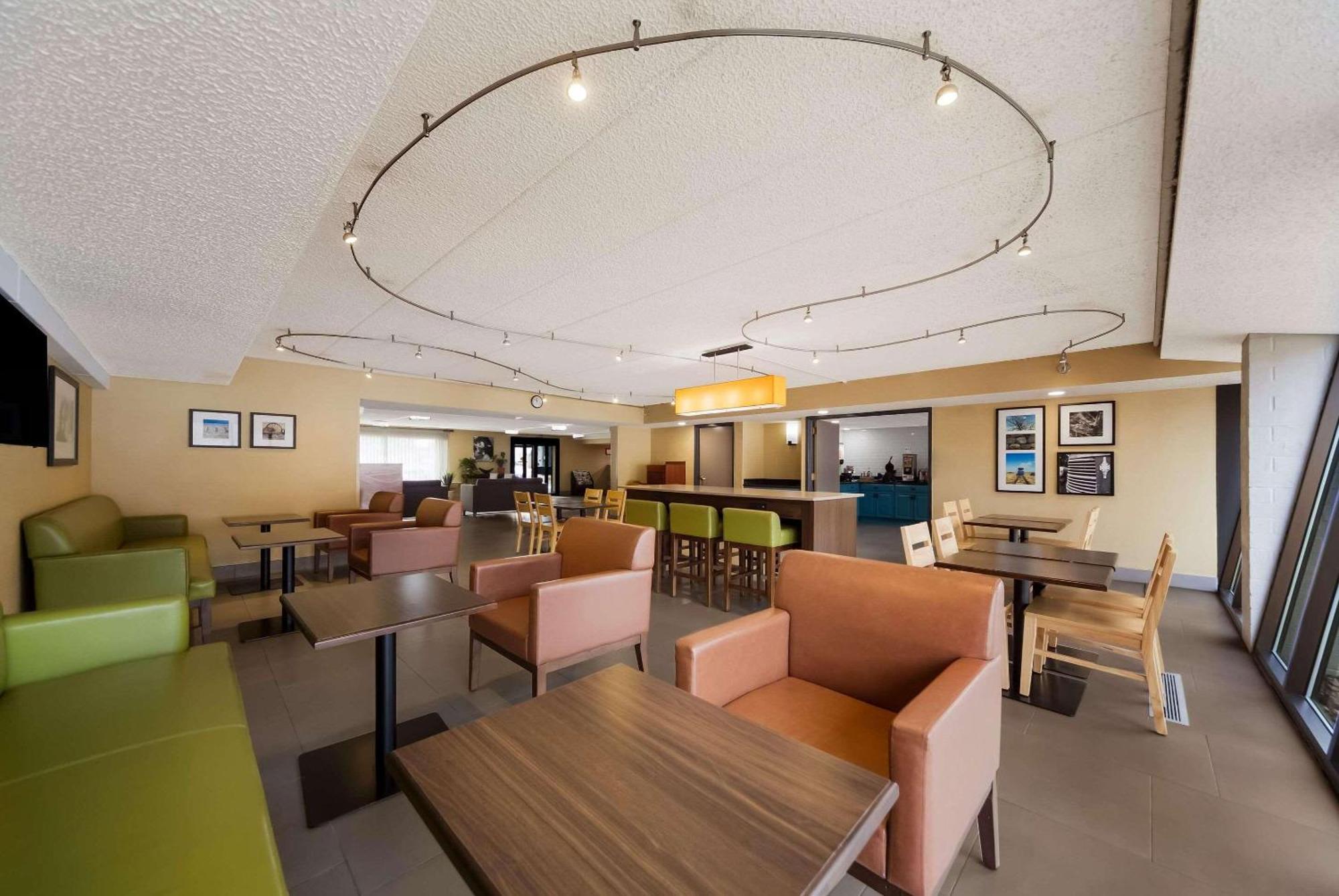 Wingate By Wyndham Lincoln Airport East Hotel Екстериор снимка