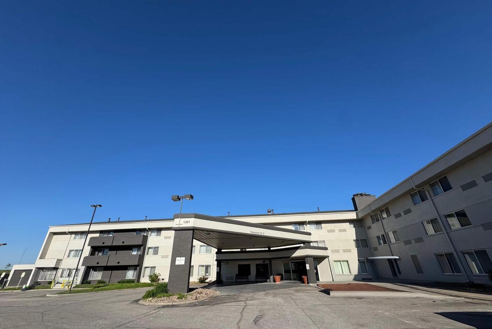 Wingate By Wyndham Lincoln Airport East Hotel Екстериор снимка