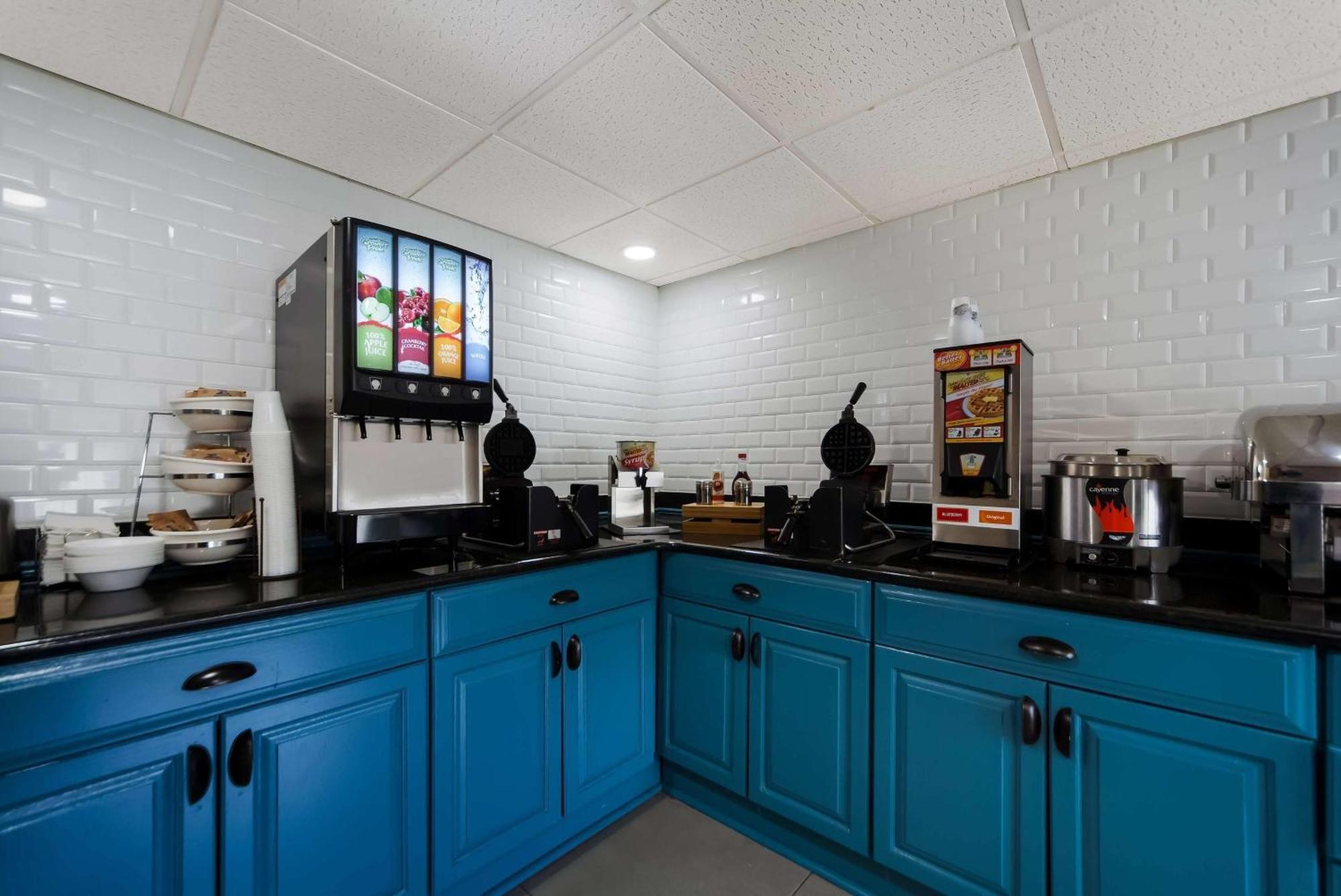 Wingate By Wyndham Lincoln Airport East Hotel Екстериор снимка
