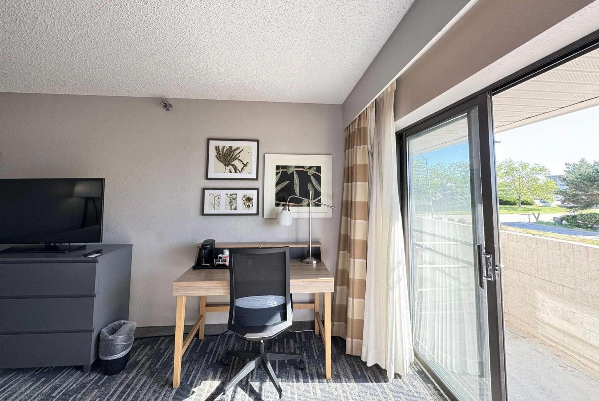 Wingate By Wyndham Lincoln Airport East Hotel Екстериор снимка