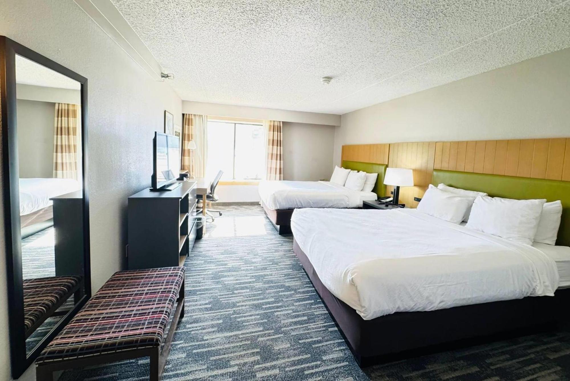 Wingate By Wyndham Lincoln Airport East Hotel Екстериор снимка