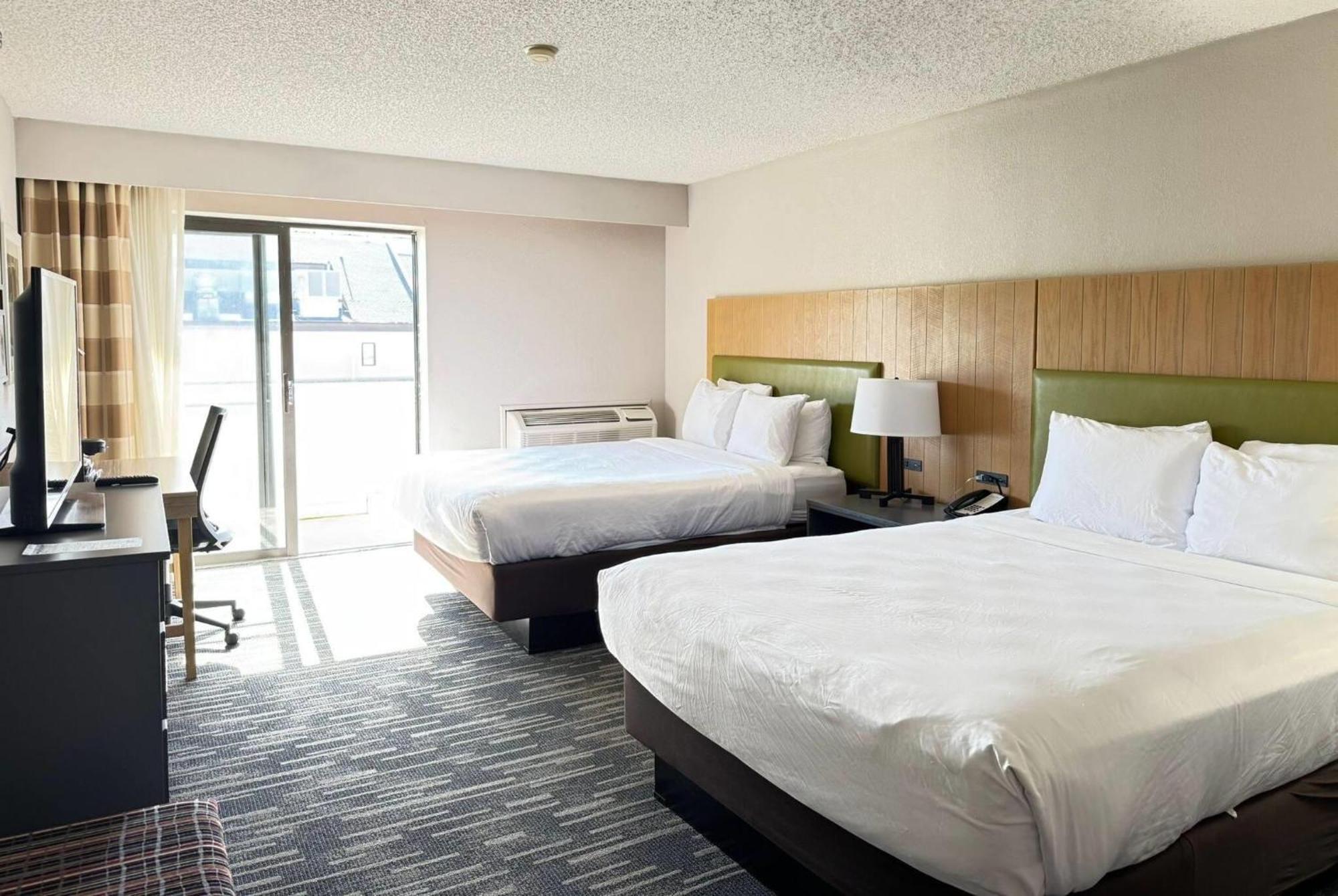 Wingate By Wyndham Lincoln Airport East Hotel Екстериор снимка